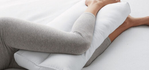 Dormire con il cuscino tra le gambe fa bene?