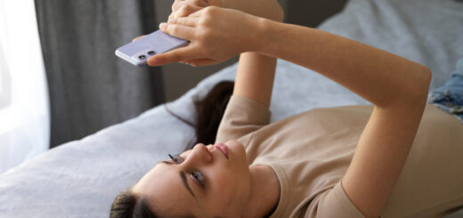 Luce blu da smartphone che influisce sul sonno
